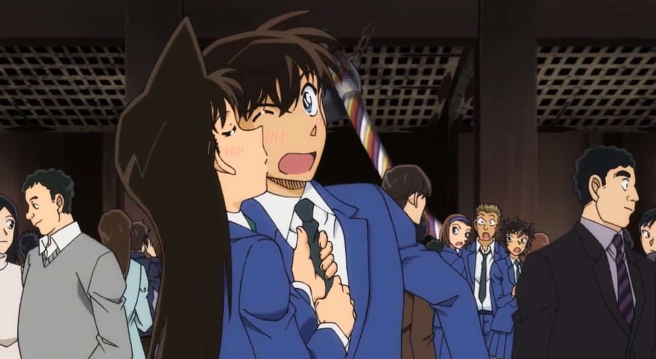 Hình Ran hôn Shinichi giữa chốn đông người