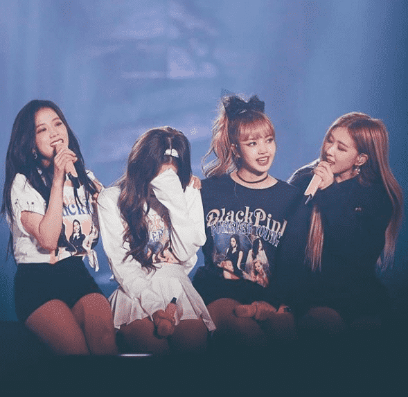 Have you ever been curious to know Blackpink's most emotional moments when they cry?  Let's see the image of Blackpink crying with emotional angles to get the answer!