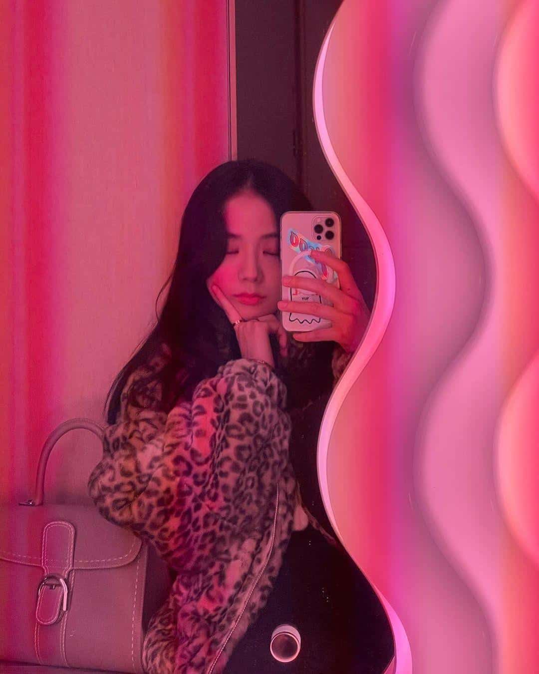 Hình Jisoo Black Pink Dễ Thương khi selfie