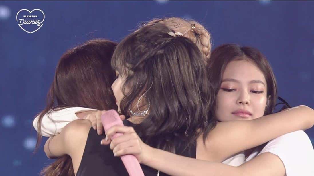 BlackPink's sad and emotional image makes viewers unable to take their eyes off.  Feel the sincerity and mood of the girls in difficult moments to grow up and become stronger.
