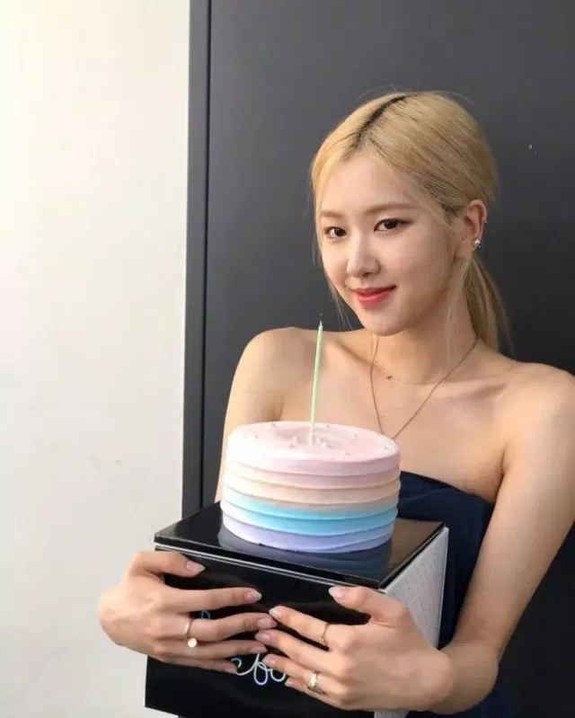 Hình Rose Blackpink dễ thương nằm trong cái bánh sinh nhật