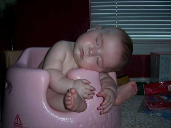 Hình ảnh em bé ngủ ngon vui nhộn
